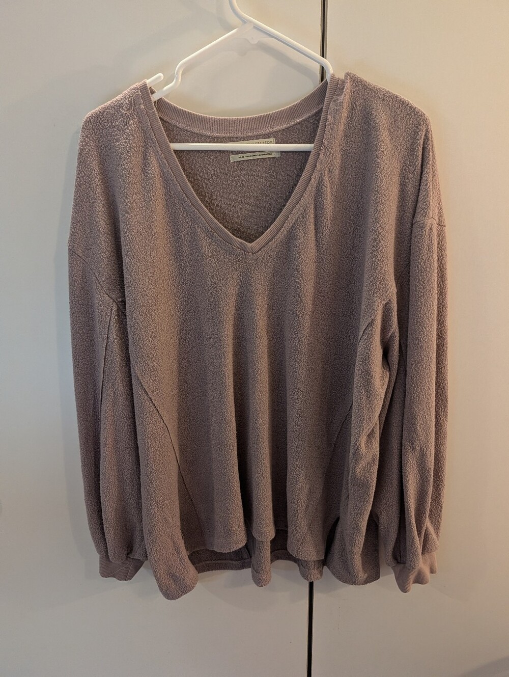 Urban Outfitters Woman's M Soft V-Neck Fleece Pullover Top - Mauve